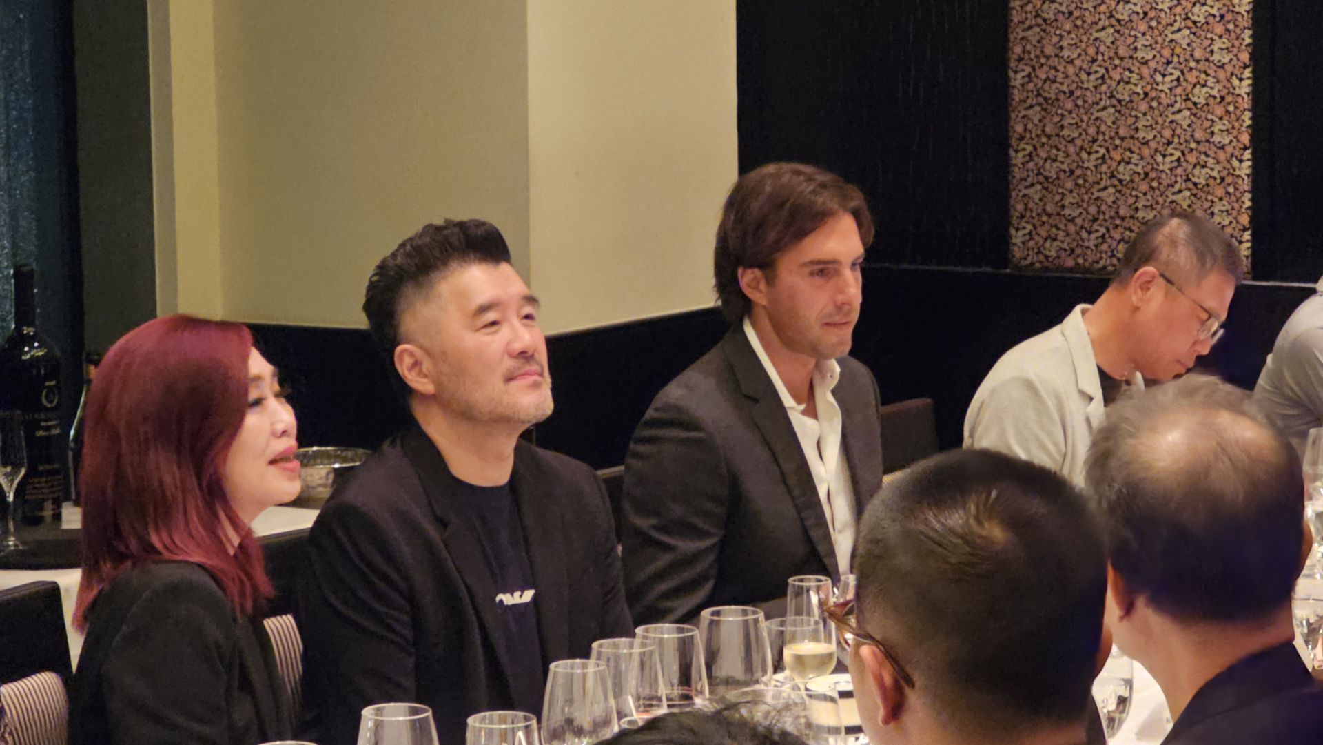 當天品酒活動餐會照，中(右)NBA冠軍射手Sasha Vujacic，中(左)和成集團副董事長，寶隆董事長-邱元逸(圖/靖天娛樂 攝)